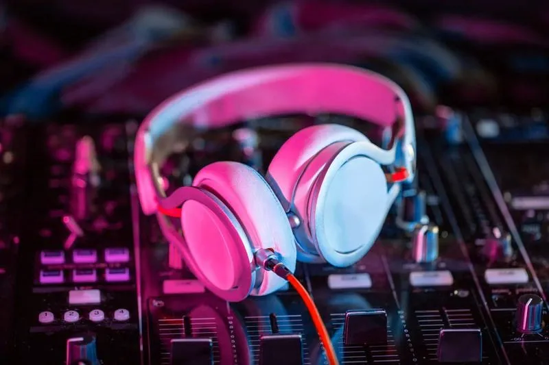 Muzyka elektroniczna lat 80. – odkryj kultowe teledyski, które musisz znać!